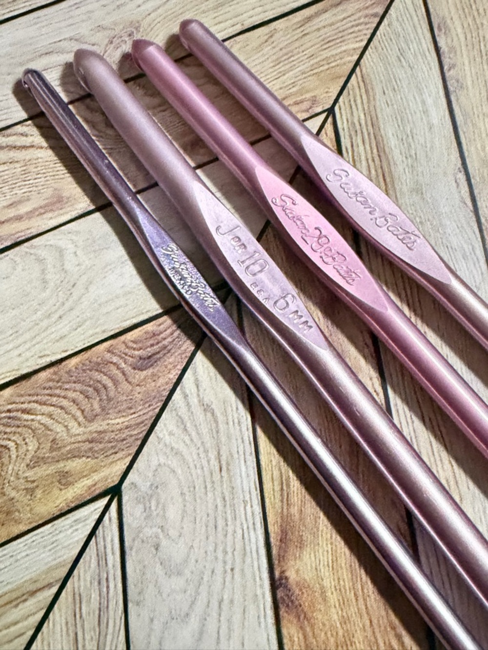 Vintage Susan Bates Pink Crochet Hook Set - Metal Hooks Various Sizes